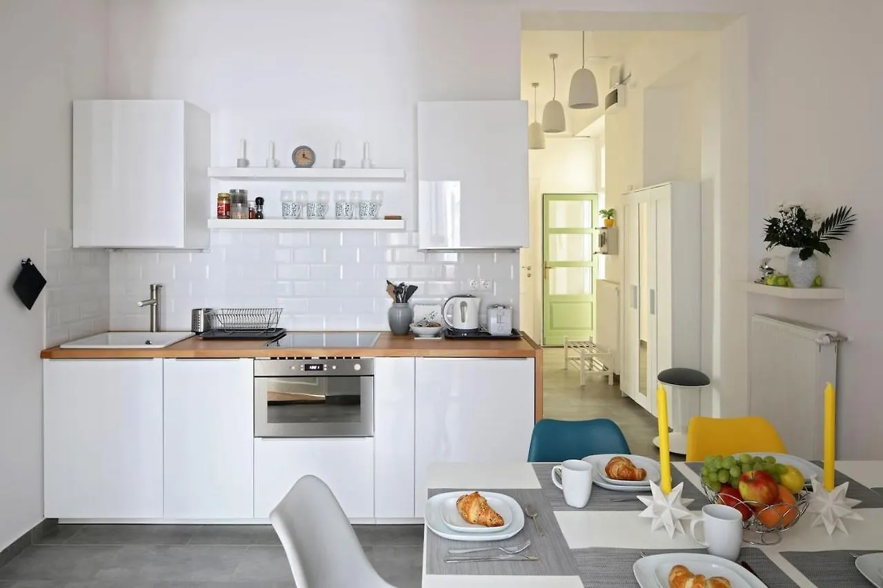 Budapest Central Apartman 3 Bdr, 2 Bath+3A/C+Free Parking+Quite Apartment