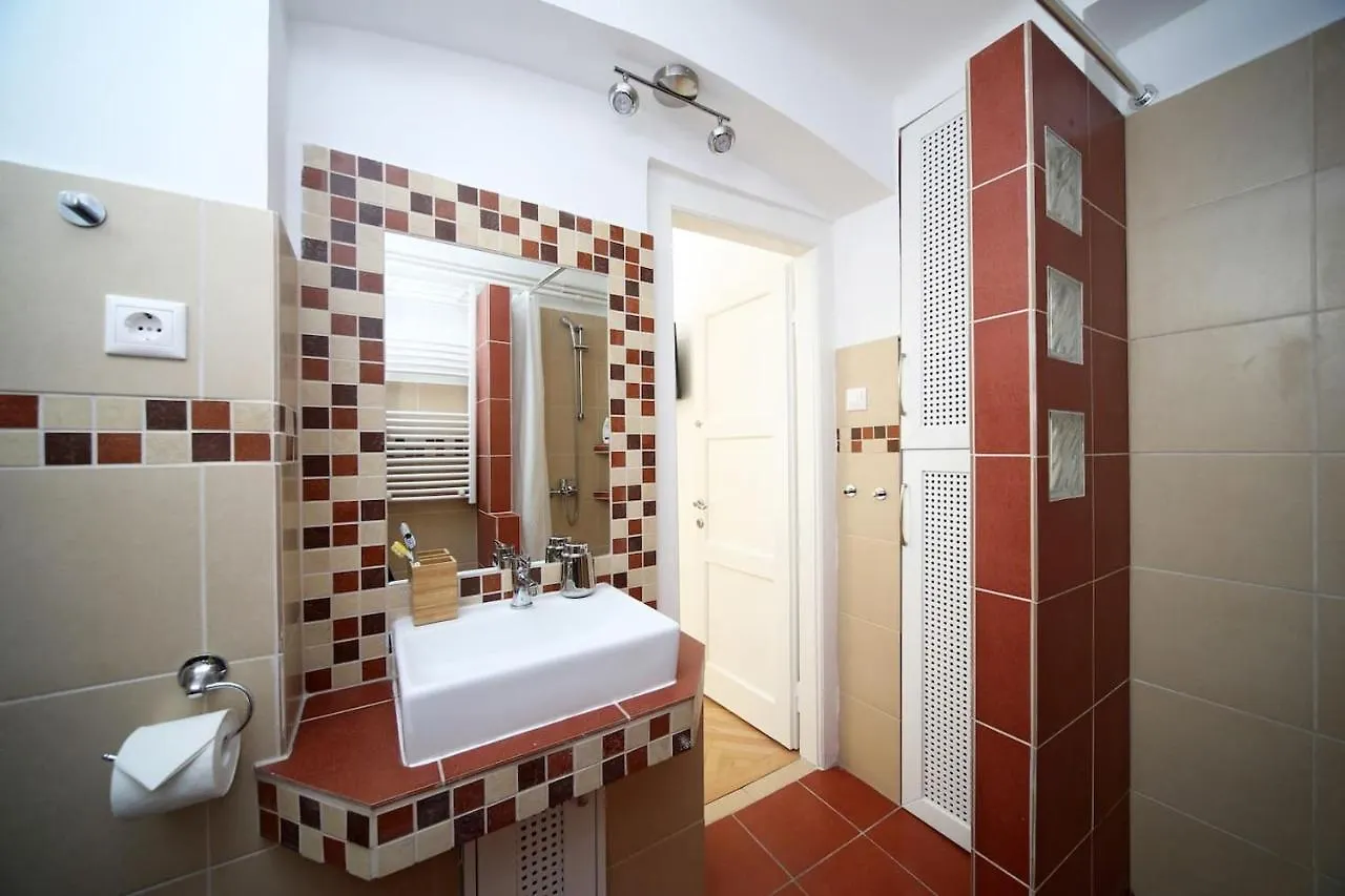 Budapest Central Apartman 3 Bdr, 2 Bath+3A/C+Free Parking+Quite Apartment