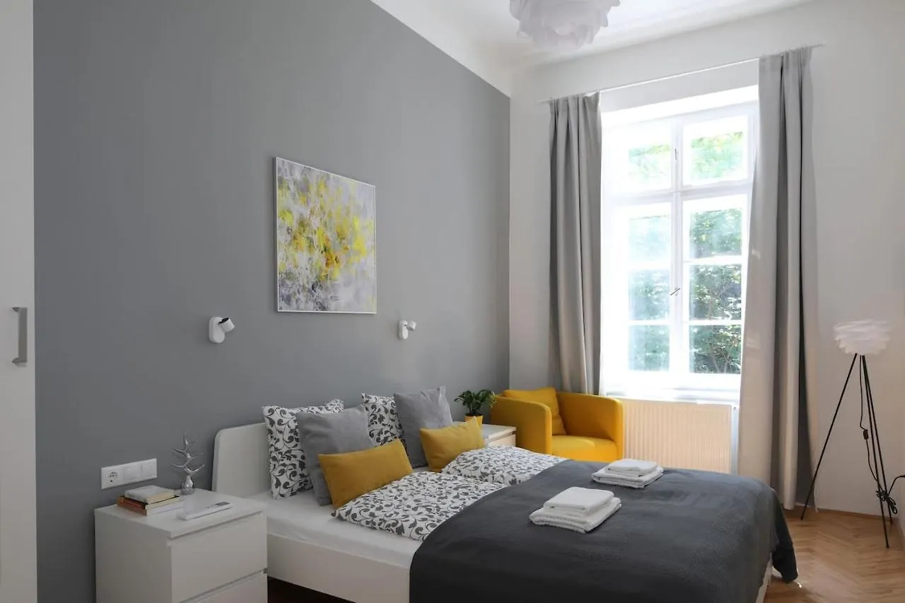 Budapest Central Apartman 3 Bdr, 2 Bath+3A/C+Free Parking+Quite Apartment