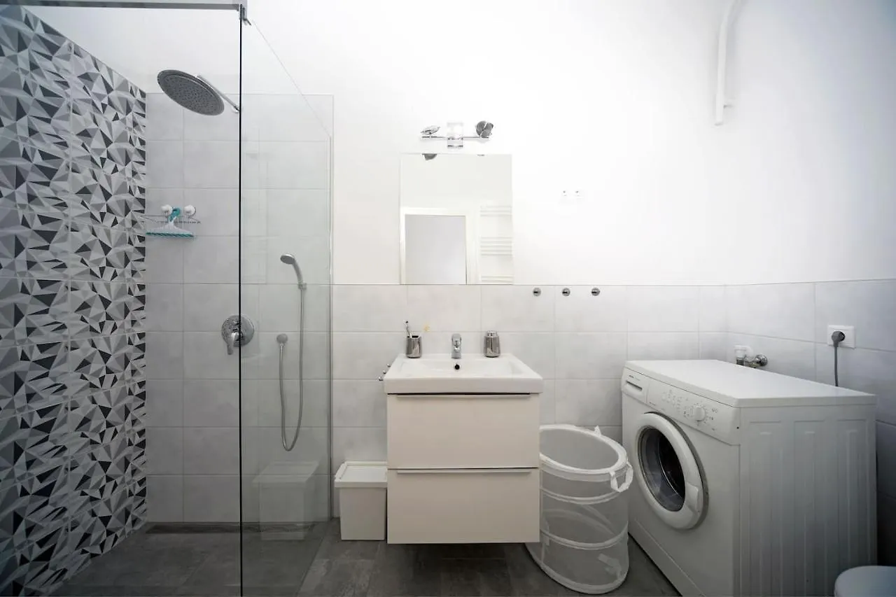 Budapest Central Apartman 3 Bdr, 2 Bath+3A/C+Free Parking+Quite Apartment